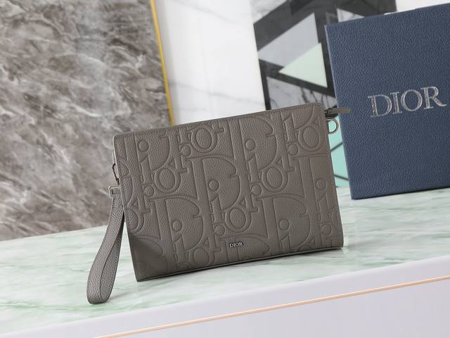 This clutch is a signature Dior item. Crafted from Oblique printed jacquard fab