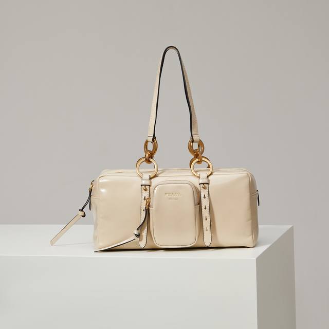 Premium Original Factory New Large Vintage Leather Handbag 1Bb138. Made of prem