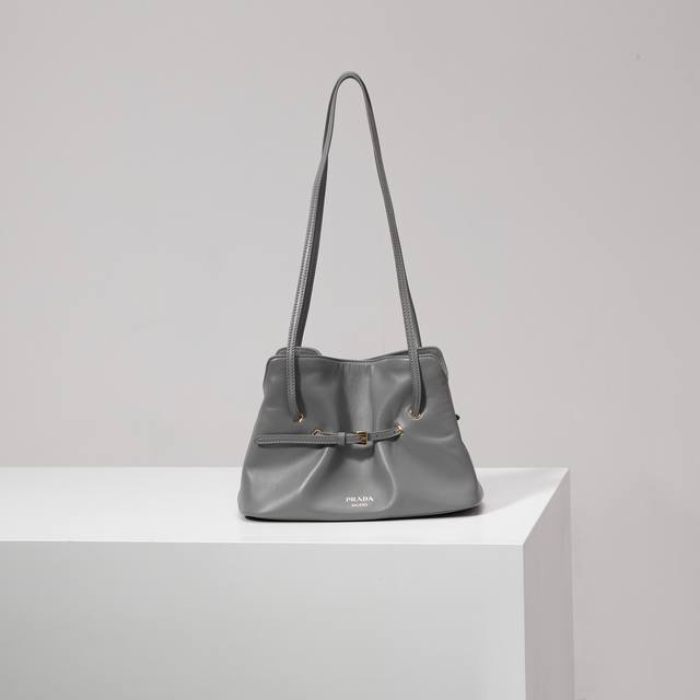 New Cloud Bag 1Bg586 Granite Grey This shoulder cloud bag is made of sheepskin l