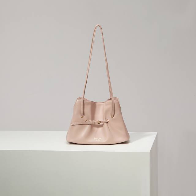 New Arrival Cloud Bag 1Bg586 Nude Pink This shoulder cloud bag is made of lambsk
