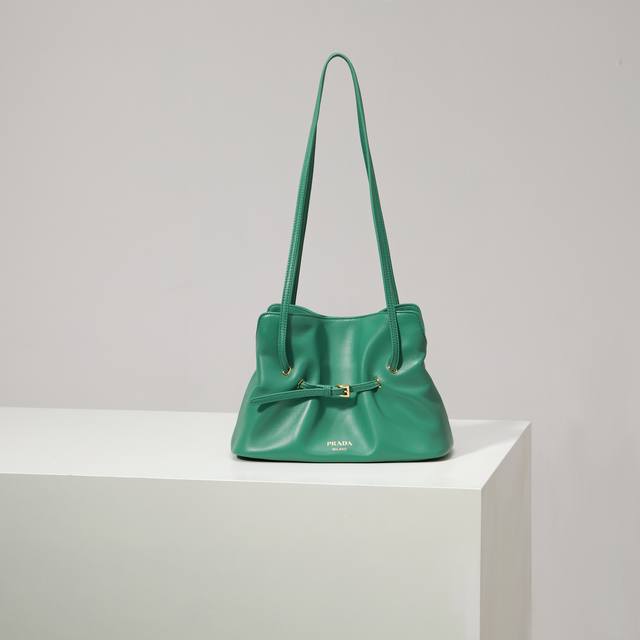 New Arrival Cloud Bag 1Bg586 Green This shoulder cloud bag is made of sheepskin