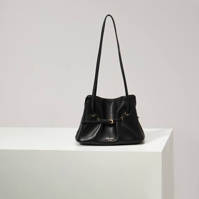 New Arrival Cloud Bag 1Bg586 Black This shoulder cloud bag is made of sheepskin