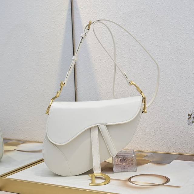 Soft Saddle Bag This Soft Saddle bag reinterprets a classic Dior design, creatin