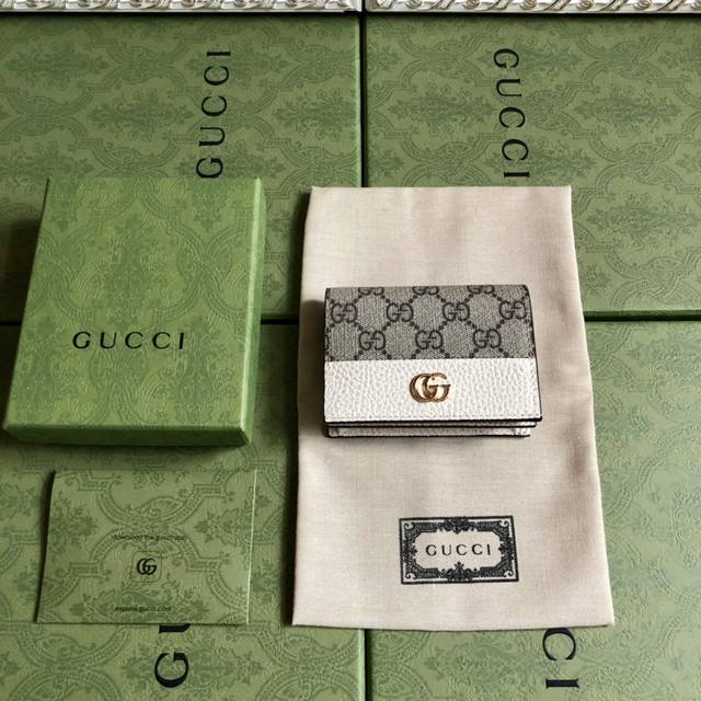 Have you got your hands on this irresistible top-of-the-line bag? The Gg Marmont