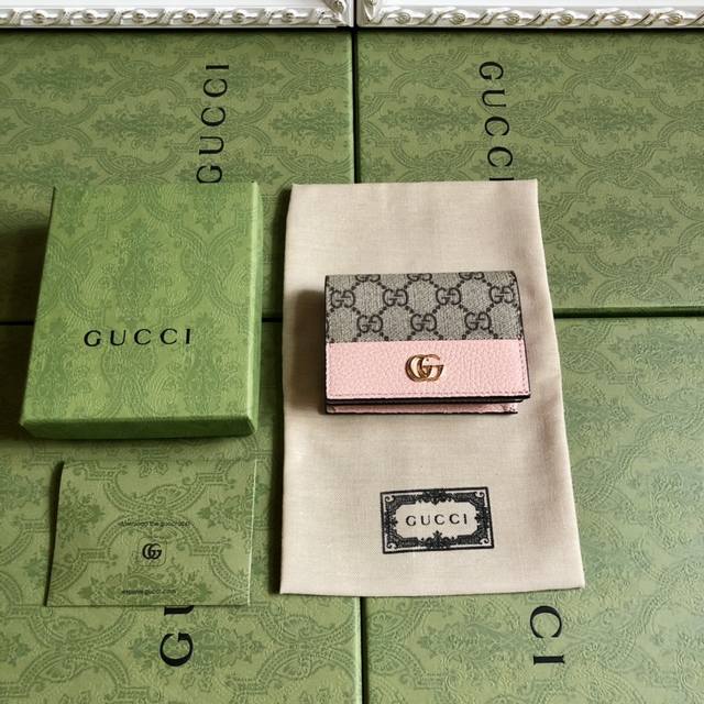 Have you got your hands on this irresistible top-of-the-line bag? The Gg Marmont