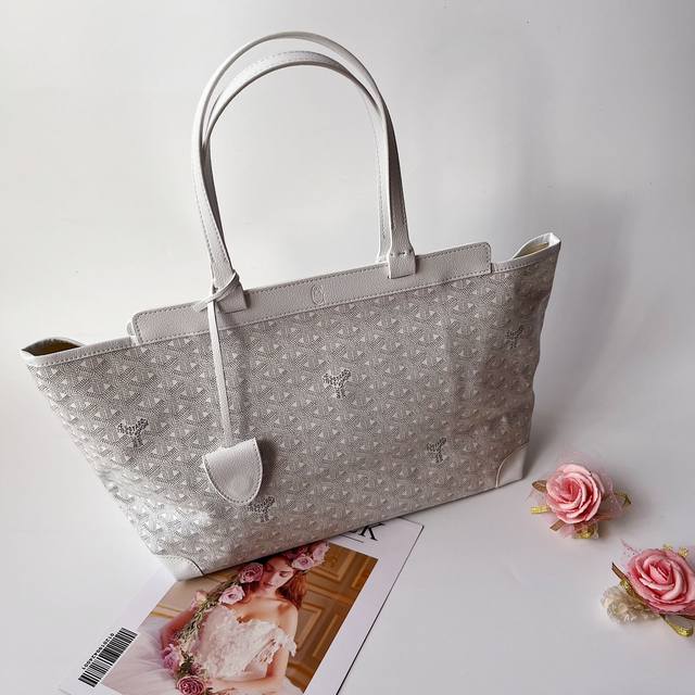 The Goethe Bellechasse Biaude Small Spinner Bag is a structured alternative to