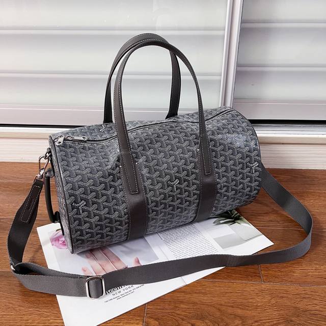 The Goyard Barrel sports travel bag, at 40cm, is perfect for everyday use, serv