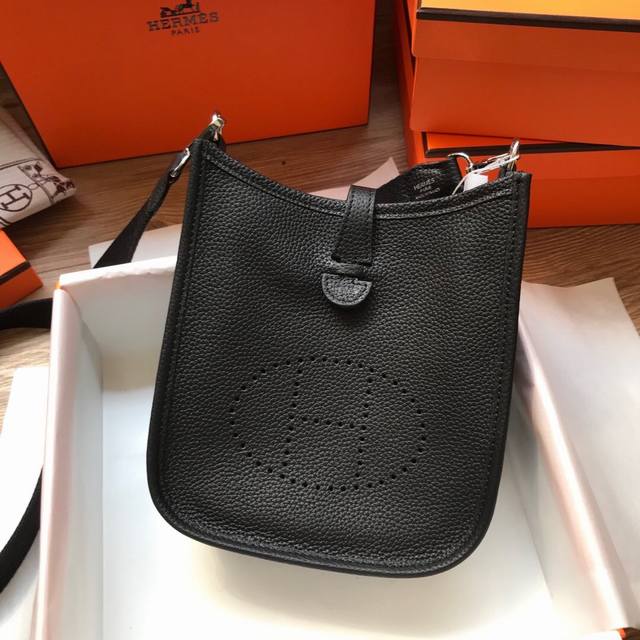 Top-grain cowhide leather with box, Evelyne Mini 17cm. Imported Togo leather, t