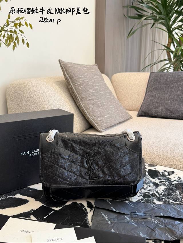 YSL Niki Medium Black and Silver Chain Bag This YSL Niki medium black and silver