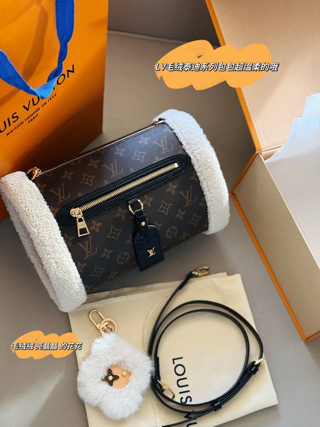 Comes with box Size: 27*22Cm LV October new bag arrival: Hand warmer~ Can be ca