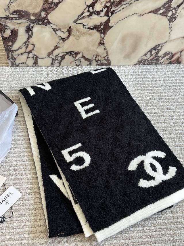 Comes with box Size: 30* cm Original cashmere scarf Chanel autumn/winter black/