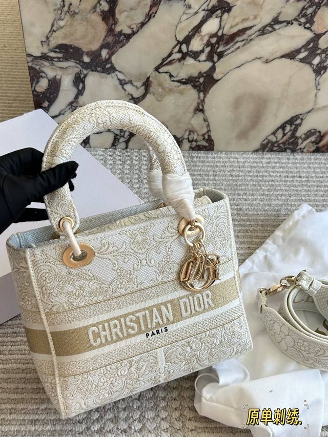 Comes with box Size: 24*20Cm Original jacquard version D-brand embroidered Lady