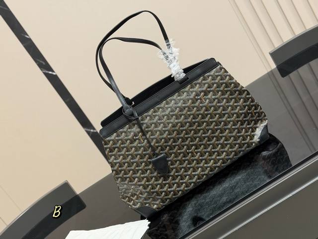 This is the perfect commuter bag for working professionals! The Goyard Bellecha