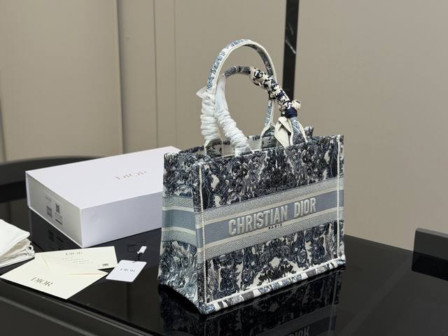 Comes with a folding box and scarf. Original Dior jacquard bag. Dior Book Tote,