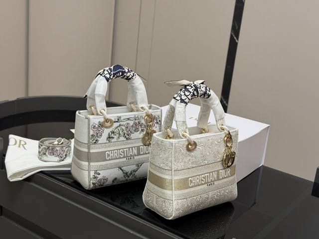 Comes with a folding box Size: 24*20Cm Dior Embroidered Lady Dior Bag Modern, c