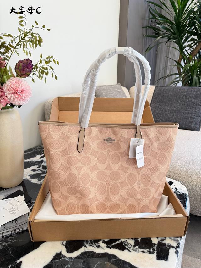 The Coach City33 bag is so beautiful, I love it so much! The Coach City33 bag wi