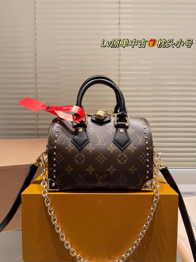 Comes with a folding box, size 20cm. LV studded pillow bag. Simple, versatile,