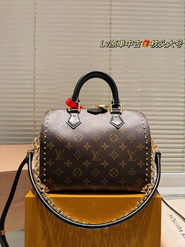 Comes with a folding box, size 25cm. LV studded pillow bag. Simple, versatile,