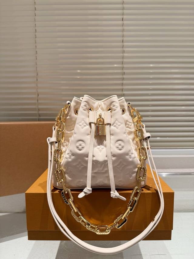 Size 21 10cm L's mini bucket bag It looks absolutely amazing on! Crossbody, shou