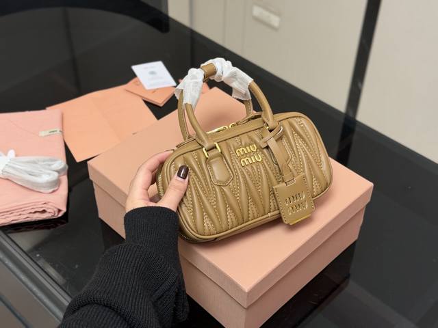 Upgraded version with box Size: 20*11Cm Miumiu bowling fan's bag The bag's swee