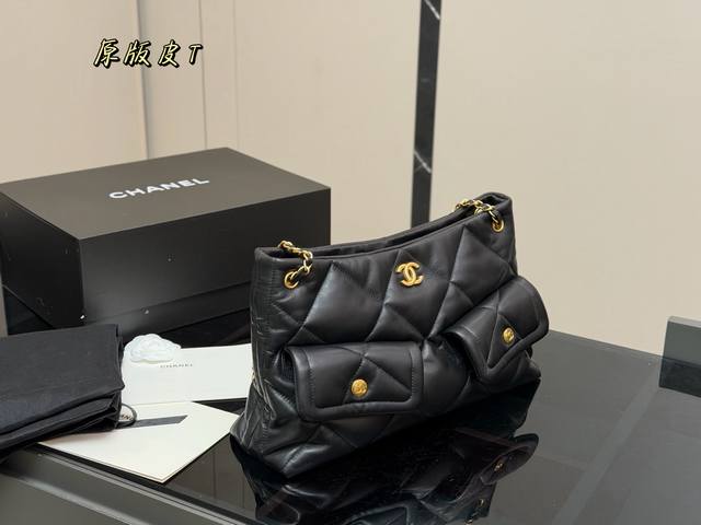 Comes with a folding box/airplane box Chanel 25K is so beautiful! The bow is st