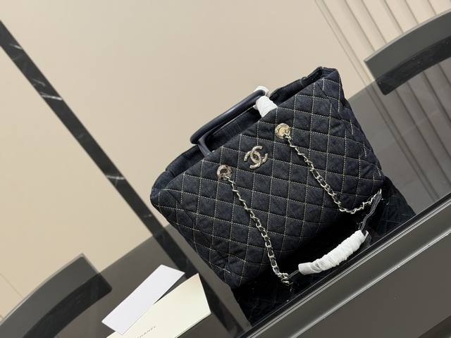 Chanel Chain Tote Bag - Vintage Elegance Chanel Chain Tote Bag Vintage elegance