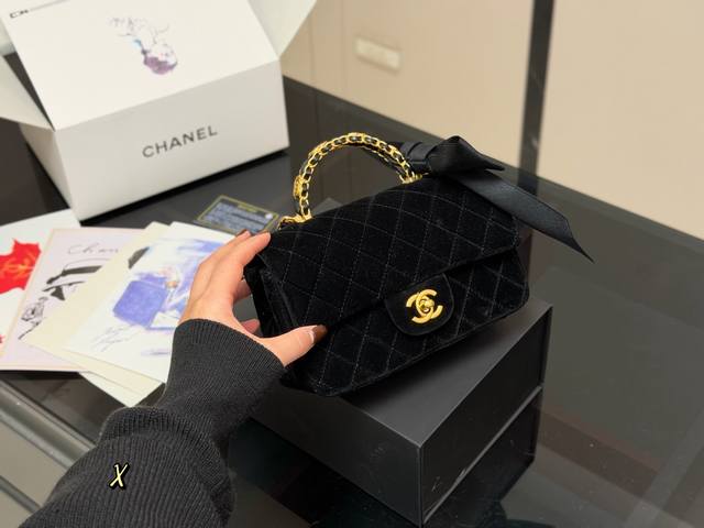 Comes with a folding airplane case, velvet. Size: 20*12cm. Chanel 25K bow. The
