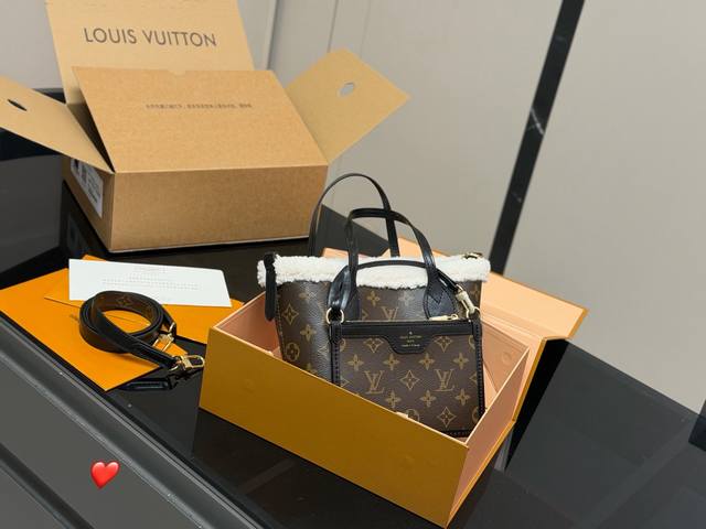 Comes with a folding box/airplane box. Size: 20.17cm. New Lv Neverfull BB shopp
