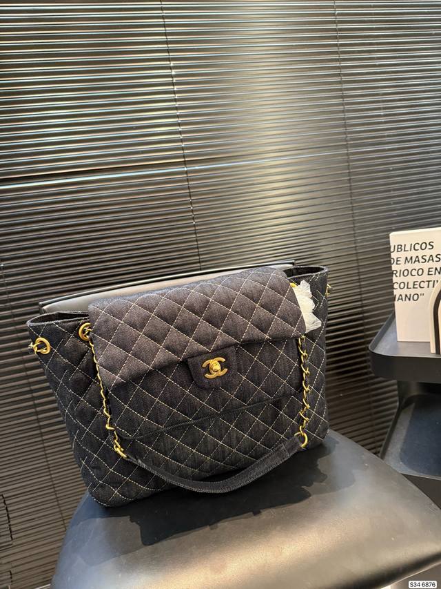 Chanel - To look cool, one Chanel piece is enough! Chanel Denim Large Pocket Tot