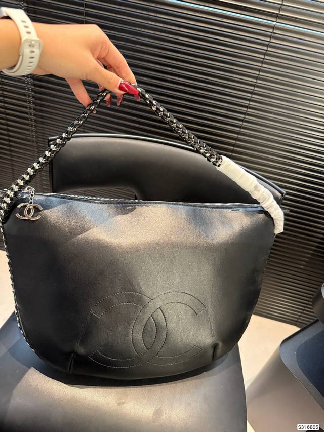 This Chanel tote bag features a classic distressed style, giving it a very soph