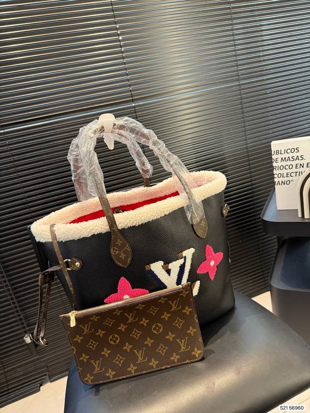 Lv's brand new Teddy Bear Fur Shopping Bag is here!! It looks so warm! It's so c