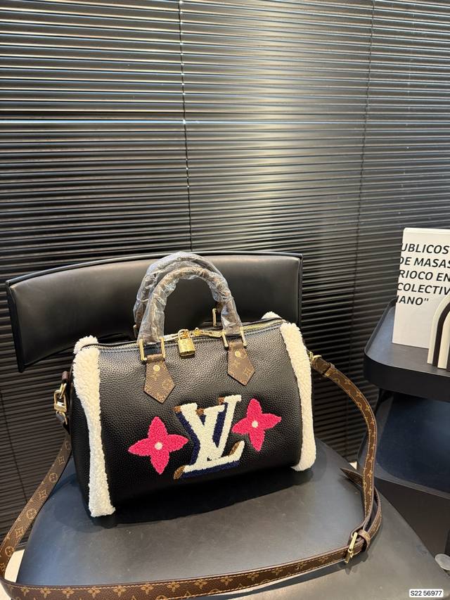 Lv's brand new Teddy Bear Fur Pillow Bag is here!! It looks so warm! It's so cut