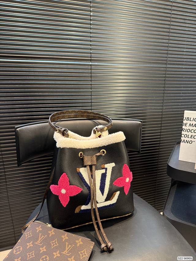 Lv's brand new Teddy Bear Fur Bucket Bag is here!! It looks so warm! It's so cut