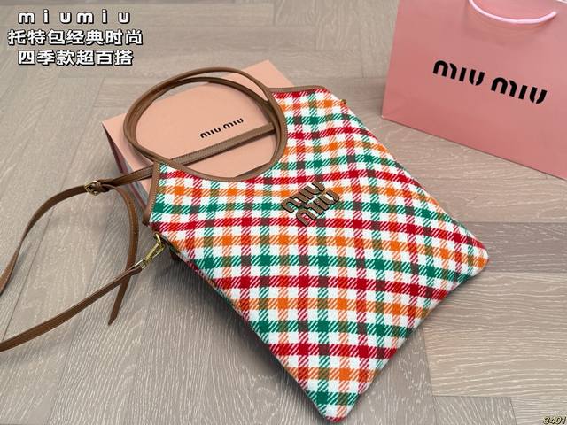 Miumiu Tote Bag A fashionable tote bag Seeing the real thing, I have to say it's