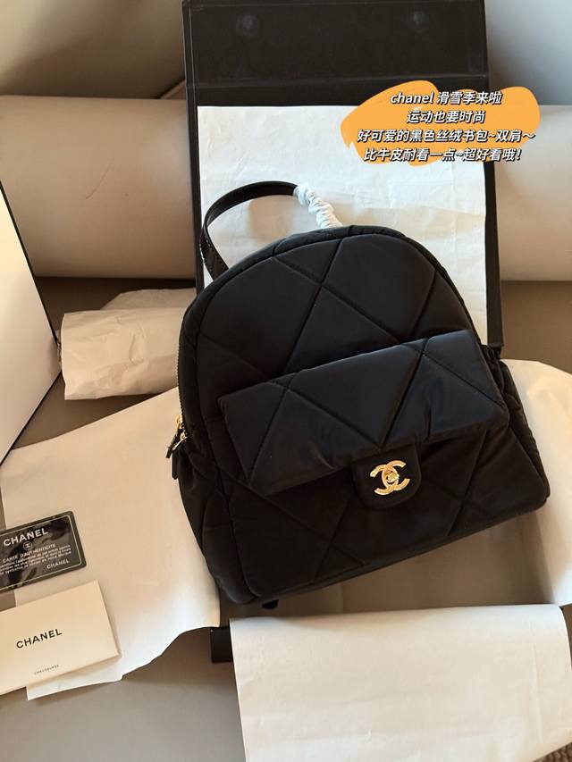 No box Size: 25*25Cm 25 Coco Neige Chanel's ski season is here Sporty yet stylis