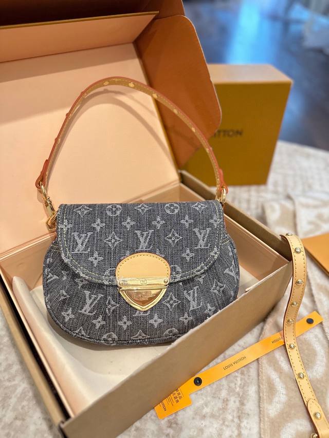 Official double-box packaging Comes with an extended shoulder strap for crossbod