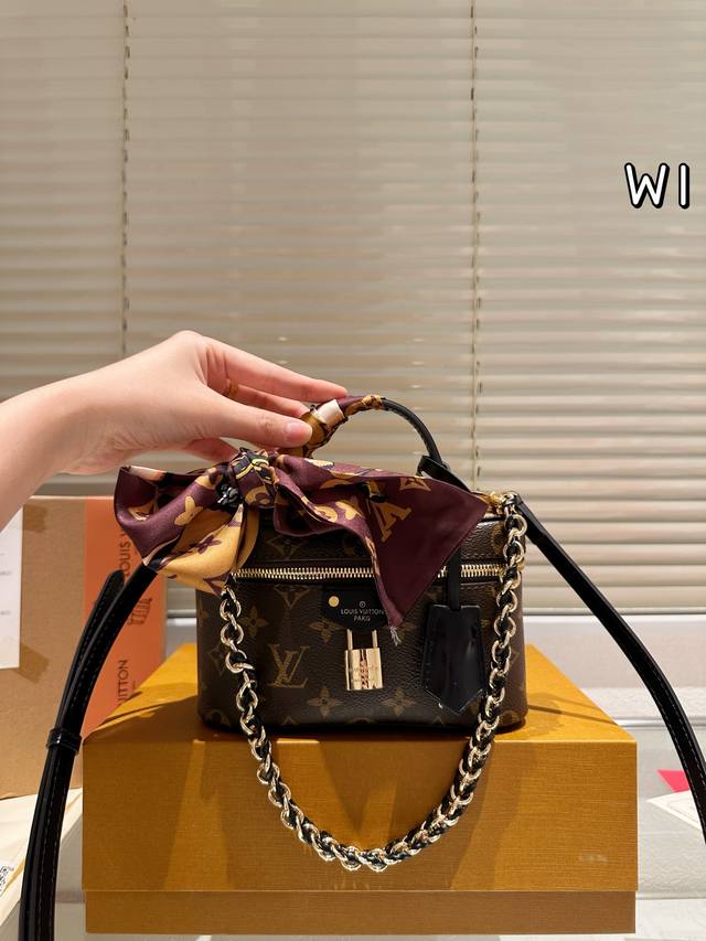 Steel buckle with leather Folding gift box/airplane box New LV runway style lug