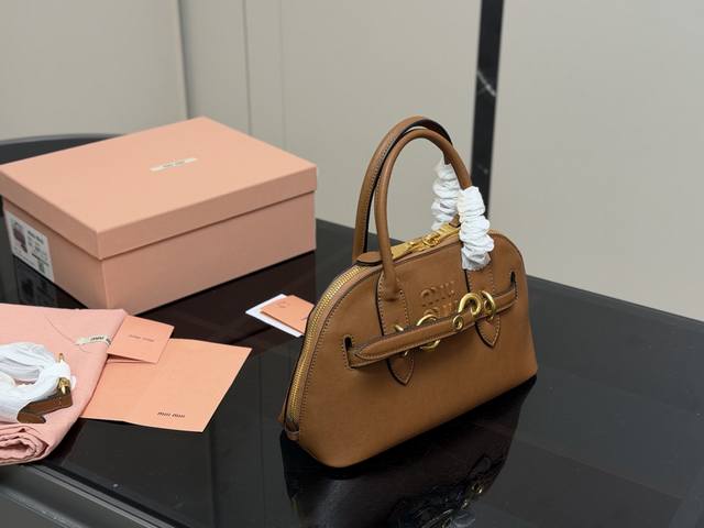 Comes with box Size: 28*16Cm Miumiu shell bag, I especially love the design of