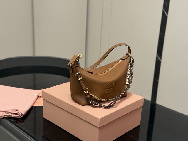 Comes with a box Size: Bottom width 18*15Cm Miumiu canvas mini lunchbox~ Comes