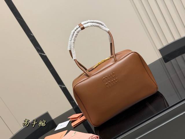 No Box Size: 35*22Cm Miumiu Bowling Briefcase Made of calfskin Smooth, delicate