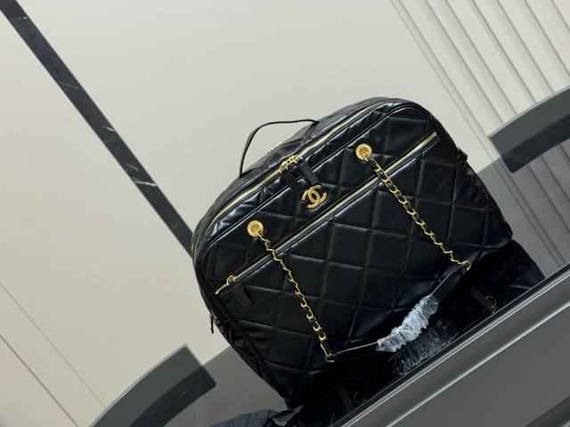 Chanel 25K Bowling Maxi Chanel Maxi Bowling Bag on Wear Looks amazing on, irresi