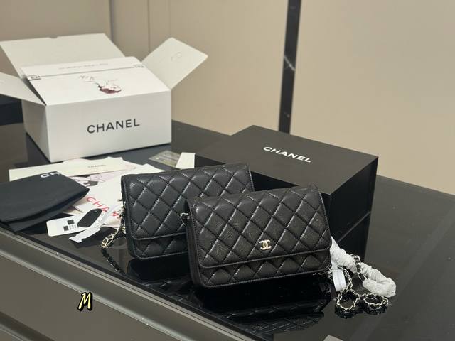 Comes with a folding box/airplane box. Size: 19*12cm. Chanel classic money bag.