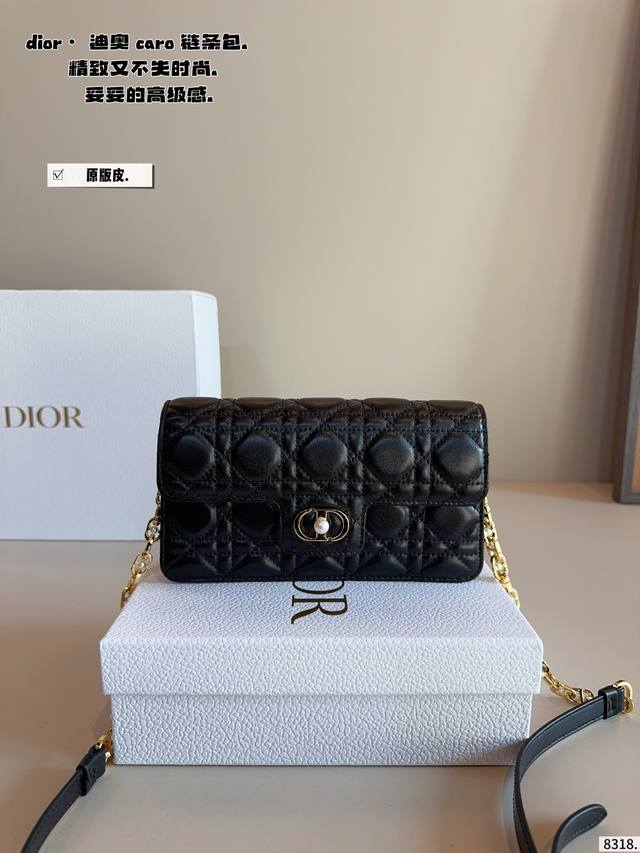 Comes with gift box. Dior Montiaingne chain bag. Very high-end feel. Super larg