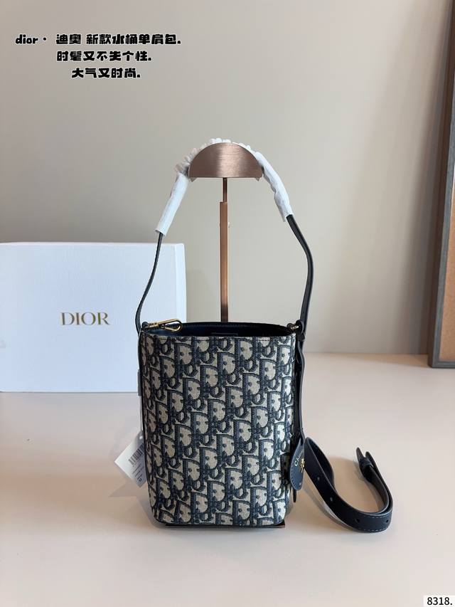 Comes with gift box Dior's new bucket bag is just out and about. A cool and swe