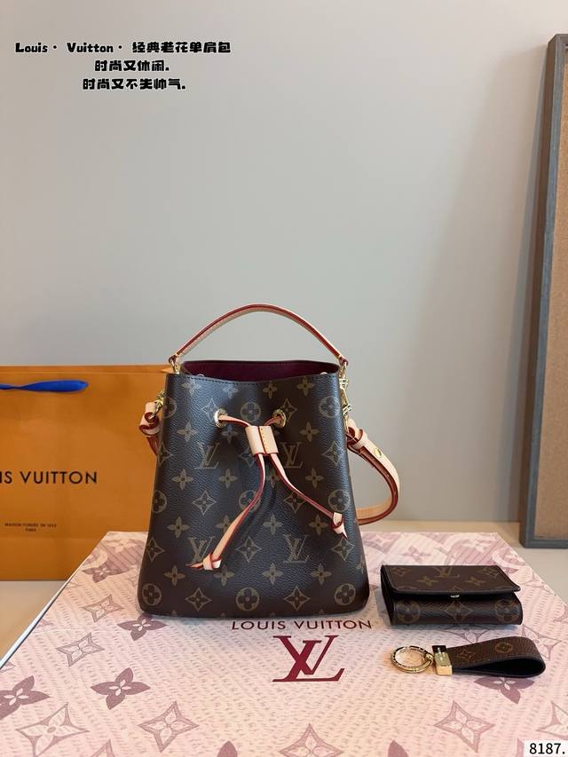 Comes with an exquisite box. This LV bucket bag exudes a boutique feel. The N