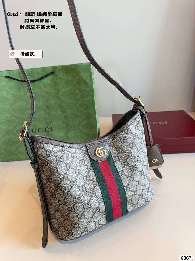 Comes with gift box. Gucci Exquisite bucket bag with double G embellishments, l