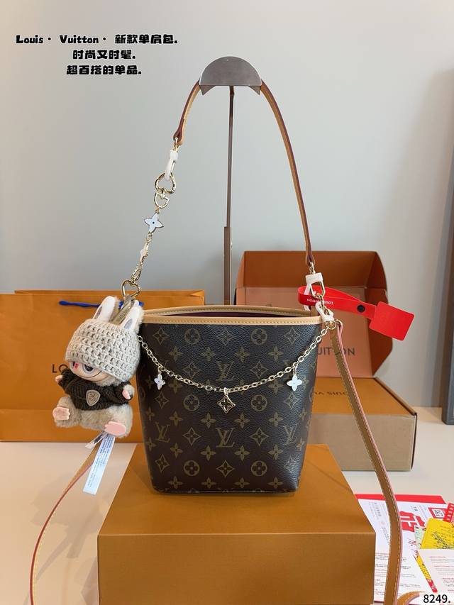 Comes with gift box. LV new chain bucket bag. It's really high-end, a perfect m
