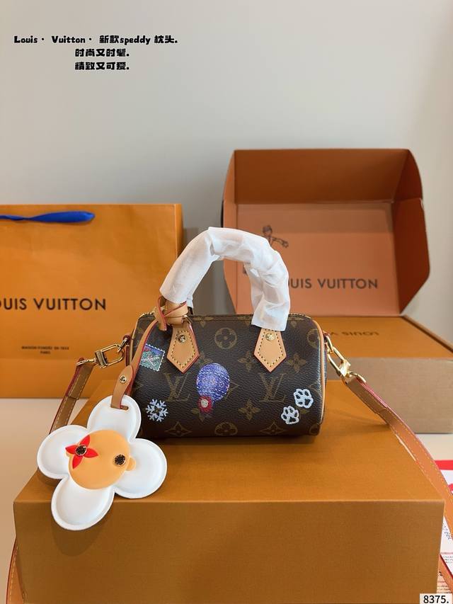 Comes with gift box. LV Speedy Christmas Limited Edition Pillow Bag. This Retir
