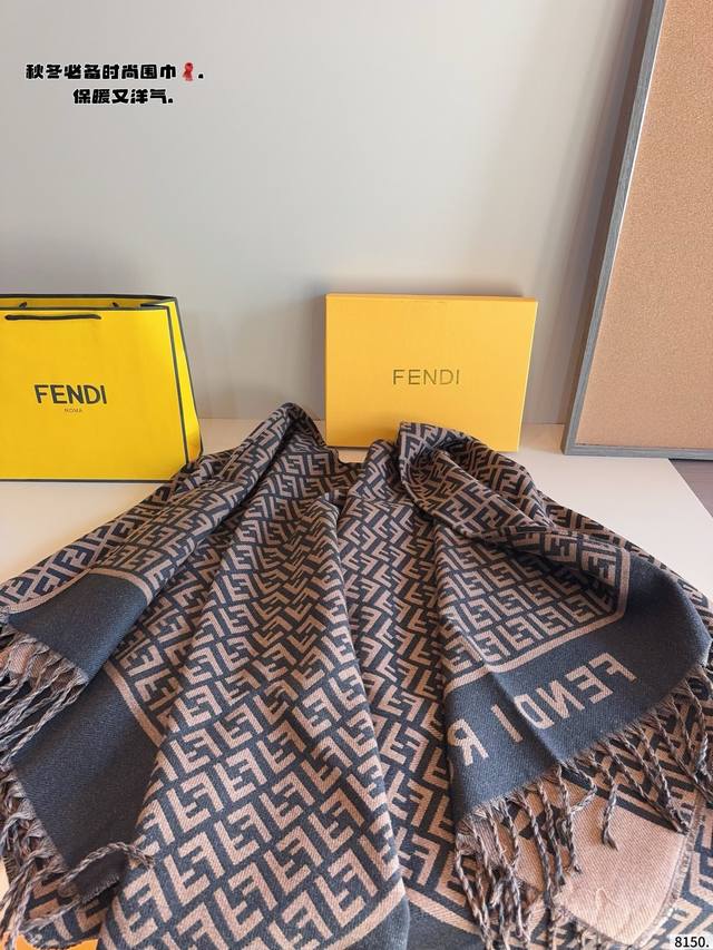 Comes with a gift box. Fendi scarf. The gentlest color scheme. A cashmere scarf