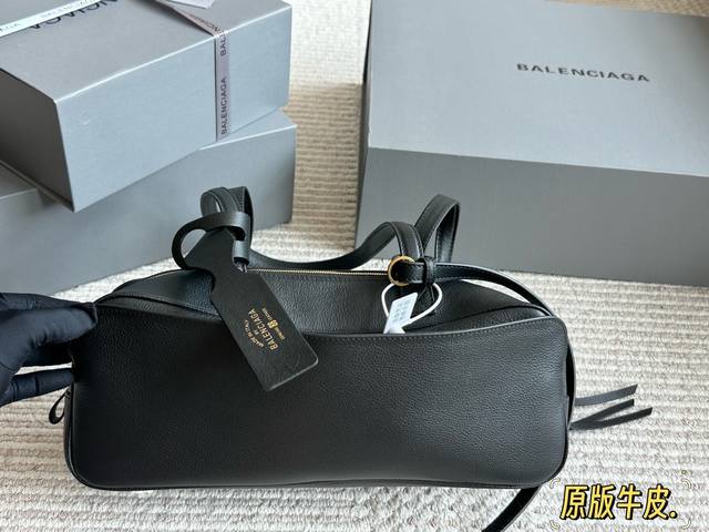 Original Leather Balenciaga's new bowling series is absolutely stunning! The un